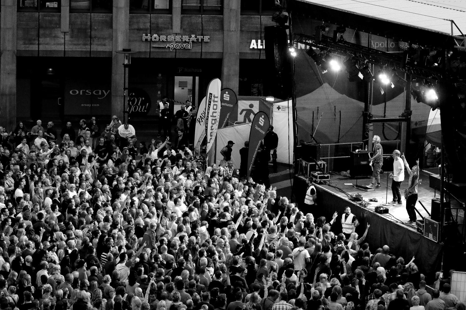 Immer Sommer rocken sechs Bands immer rund um den Löwen beim Löwen Festival auf dem Remscheider Rathausplatz